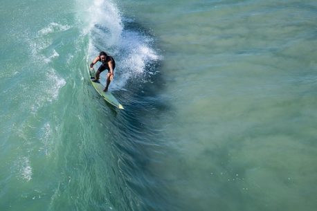 surf a Bali
